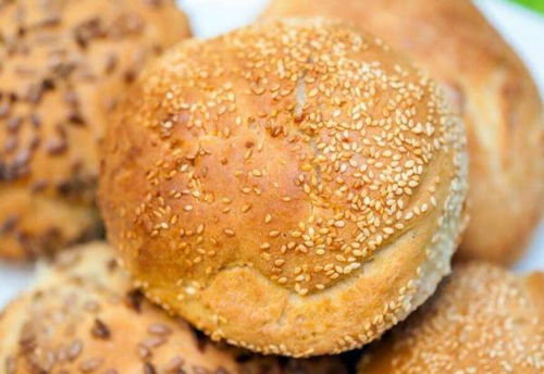 面包与“上火”的迷思 科学解析与云吃团的趣味探讨